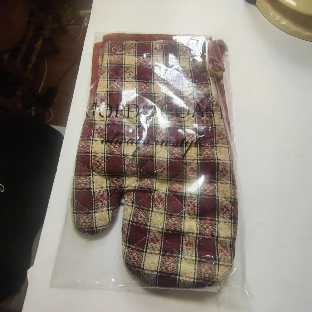 Hot-Pad Three Piece set, Sealed and Made in India. Checkered pattern in burgandy